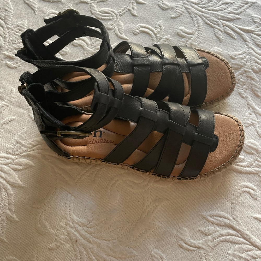 BORN sz 7 Strappy Sandals
